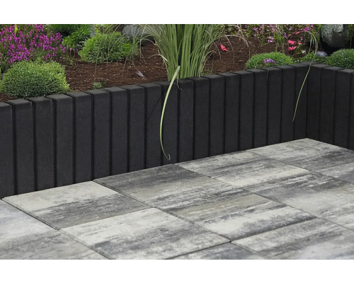 Jardin avec bordure de parterre de fleurs et pavés