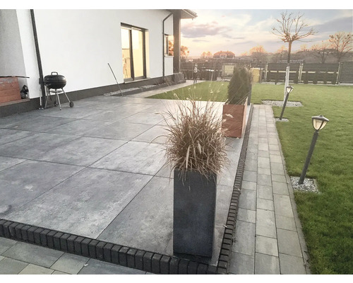 Jardin aménagé avec terrasse, pelouse et éclairage