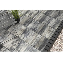 Pavés posés avec table et plante