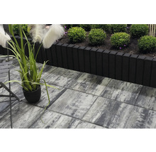 Scène avec des pavés en béton gris et une bordure de parterre