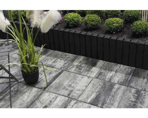 Scène avec des pavés en béton gris et une bordure de parterre