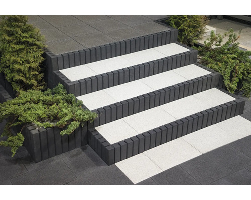 Escalier extérieur en pierres de béton avec plantes