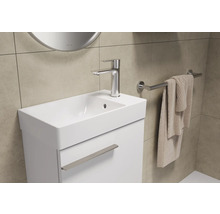 Salle de bains avec lavabo, robinet et porte-serviettes