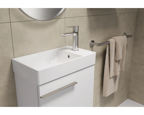 Salle de bains avec lavabo, robinet et porte-serviettes