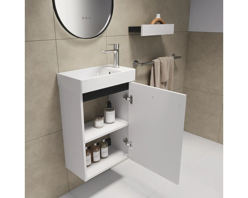 Meuble sous-vasque avec armoire ouverte, lavabo et robinet dans la salle de bains