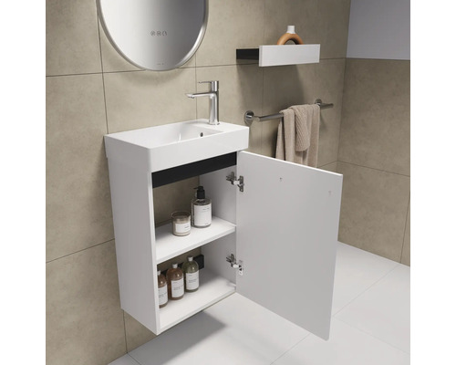 Meuble-lavabo avec porte ouverte dans la salle de bains