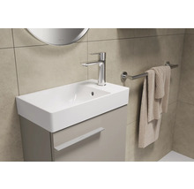 Salle de bain moderne avec lavabo, robinet et porte-serviettes