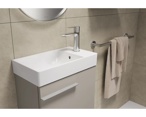 Salle de bain moderne avec lavabo, robinet et porte-serviettes