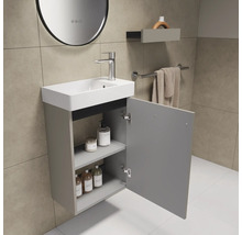 Salle de bain avec lavabo, miroir, étagère et porte-serviettes