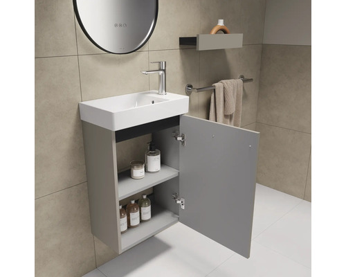 Salle de bain avec lavabo, miroir, étagère et porte-serviettes