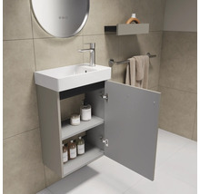Salle de bain avec lavabo, miroir, étagère et porte-serviettes