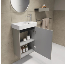 Salle de bains avec meuble sous-lavabo, robinet, miroir et porte-serviettes