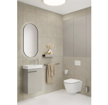 Salle de bains moderne avec lavabo, miroir, toilettes et accessoires