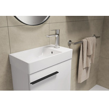 Meuble-lavabo avec lavabo, robinet, serviette et porte-serviettes dans la salle de bain