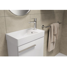 Combinaison de lavabo avec robinet et porte-serviettes dans la salle de bain.