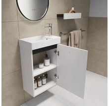 Salle de bains avec meuble sous-lavabo, miroir et étagère