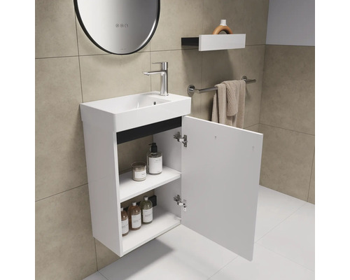 Salle de bains avec meuble sous-lavabo, miroir et étagère