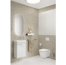 Salle de bain lumineuse avec meuble-lavabo, miroir, WC suspendu et porte-serviettes