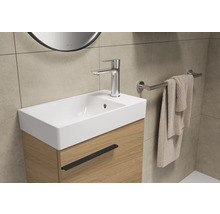 Lavabo avec robinetterie et porte-serviettes dans la salle de bain