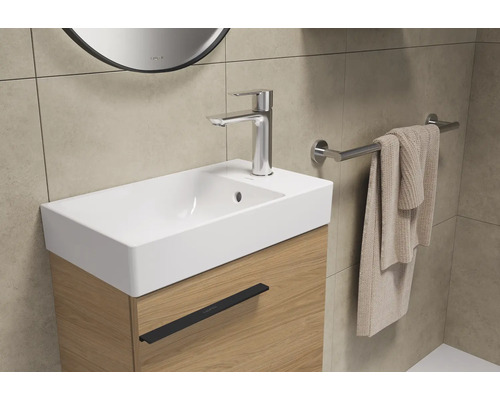 Lavabo avec robinetterie et porte-serviettes dans la salle de bain