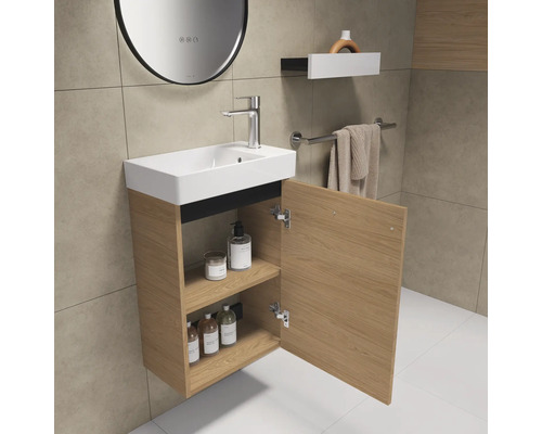 Salle de bains avec meuble sous-lavabo, miroir, étagère et porte-serviettes
