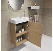 Salle de bain avec meuble sous-lavabo, lavabo, miroir et étagère