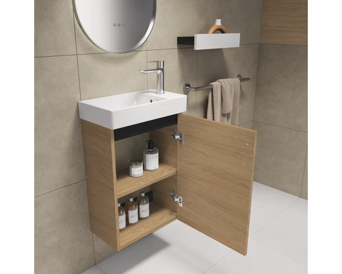 Salle de bain avec meuble sous-lavabo, lavabo, miroir et étagère