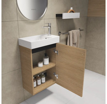 Salle de bains avec meuble sous-lavabo, lavabo et robinetterie
