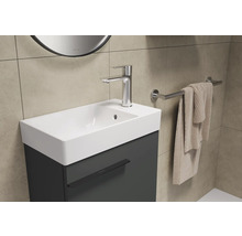 Lavabo de salle de bain avec meuble sous-lavabo, robinet et porte-serviettes