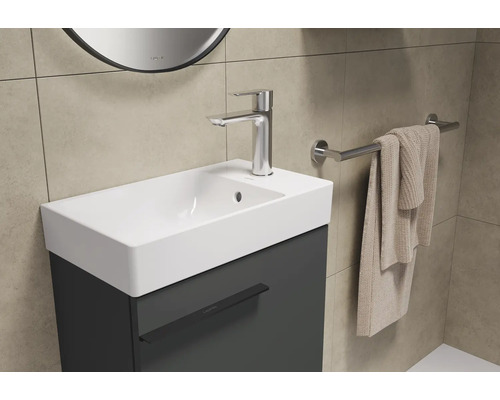 Lavabo de salle de bain avec meuble sous-lavabo, robinet et porte-serviettes
