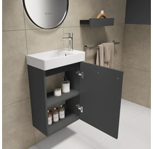Salle de bains avec lavabo, meuble sous-vasque, étagère et porte-serviettes