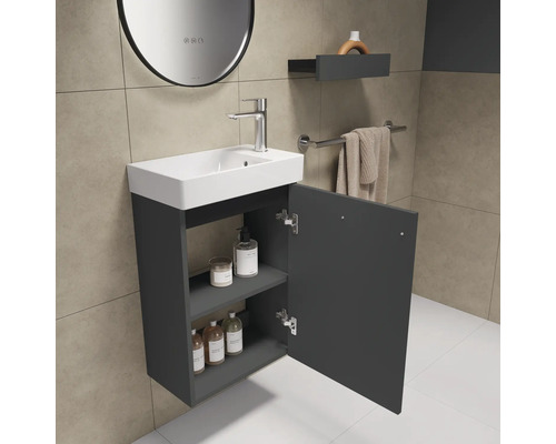 Salle de bains avec lavabo, meuble sous-vasque, étagère et porte-serviettes