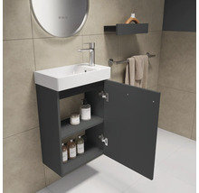 Salle de bains avec meuble sous-lavabo, lavabo, miroir et accessoires