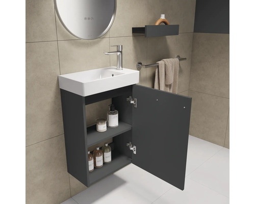Salle de bains avec meuble sous-lavabo, lavabo, miroir et accessoires