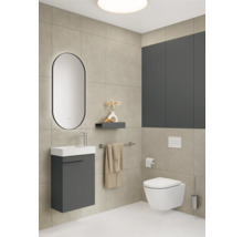 Salle de bains moderne avec lavabo, miroir, toilettes et armoires de rangement