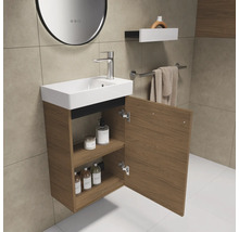 Salle de bains moderne avec meuble sous-lavabo, lavabo et armoire ouverte