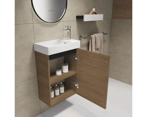 Salle de bains moderne avec meuble sous-lavabo, lavabo et armoire ouverte