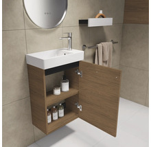 Salle de bains avec meuble sous-vasque, armoire ouverte et robinetterie