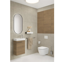 Salle de bains moderne avec meuble sous-vasque, miroir, toilettes et porte-serviettes
