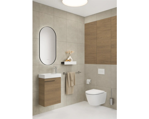 Salle de bains moderne avec meuble sous-vasque, miroir, toilettes et porte-serviettes
