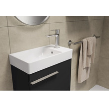 Lavabo de salle de bain avec meuble sous-vasque, robinet et porte-serviettes