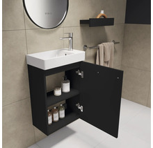 Salle de bain avec meuble sous-vasque, armoire ouverte et miroir