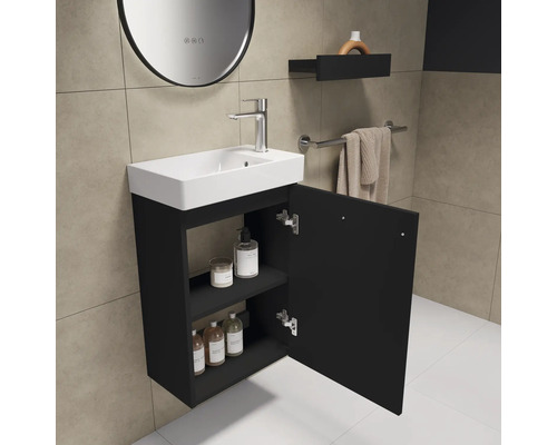 Salle de bain avec meuble sous-vasque, armoire ouverte et miroir