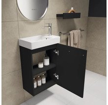 Salle de bains avec lavabo, meuble bas avec porte ouverte, étagère et miroir