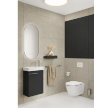 Salle de bain moderne avec lavabo, miroir, toilettes et accessoires