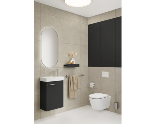 Salle de bain moderne avec lavabo, miroir, toilettes et accessoires