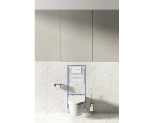 Salle de bains moderne avec WC suspendu, bâti-support et réservoir de chasse Laufen