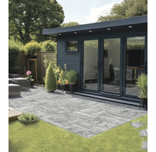 Gartenansicht mit Terrasse aus Betonpflastersteinen vor Gartenhaus