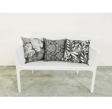 Weisses Sofa mit drei gemusterten Kissen