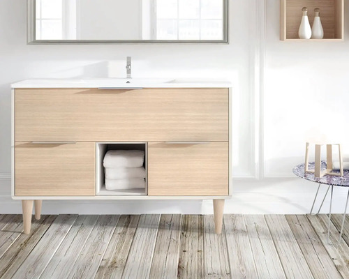 Salle de bain avec meuble sous-vasque, miroir et décoration